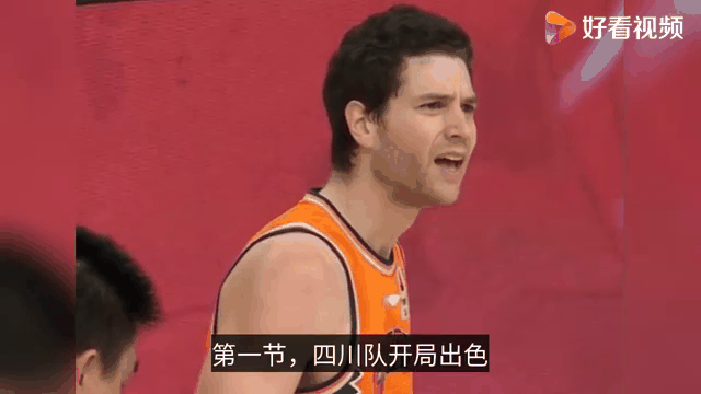 泰山场边指挥情绪激动，那不勒斯队员怒摔水瓶的简单介绍